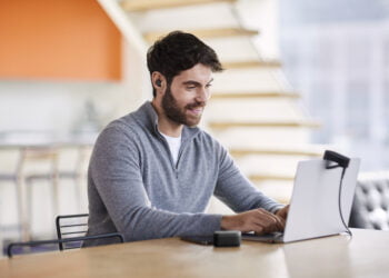 Jabra推出專為滿足混合及遙距工作人士需求而設計的全新專業便攜式真無線耳機Evolve2 Buds